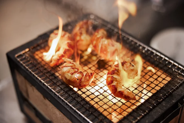 Mortens Gastronomi - fem hummerhaler på grill med flammer